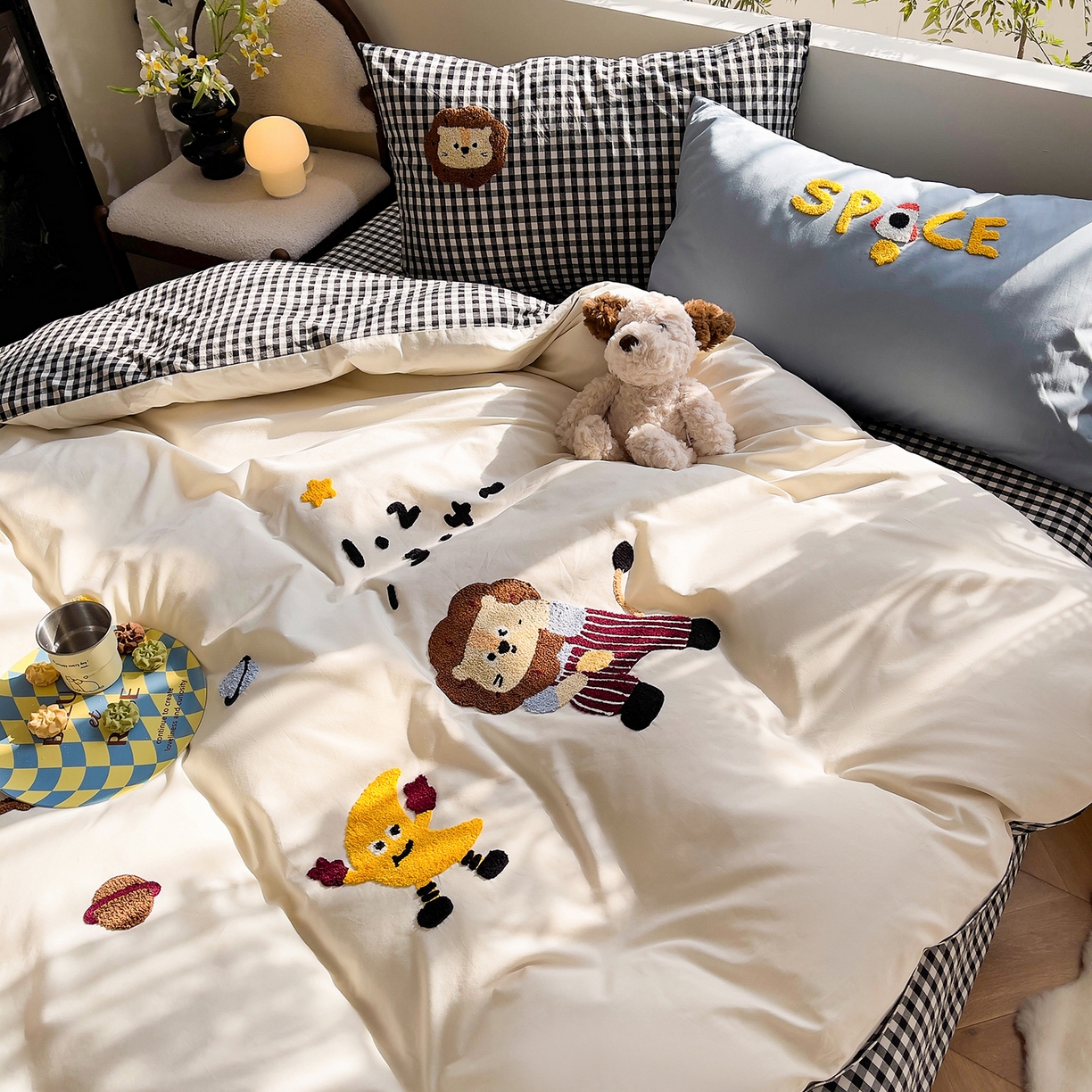 91家纺网 家纺一手货源 找家纺 炫拼家纺 2026新款卡通满版毛巾绣A类全棉40支水洗棉四件套-星辰系列 星辰-宇宙小狮子