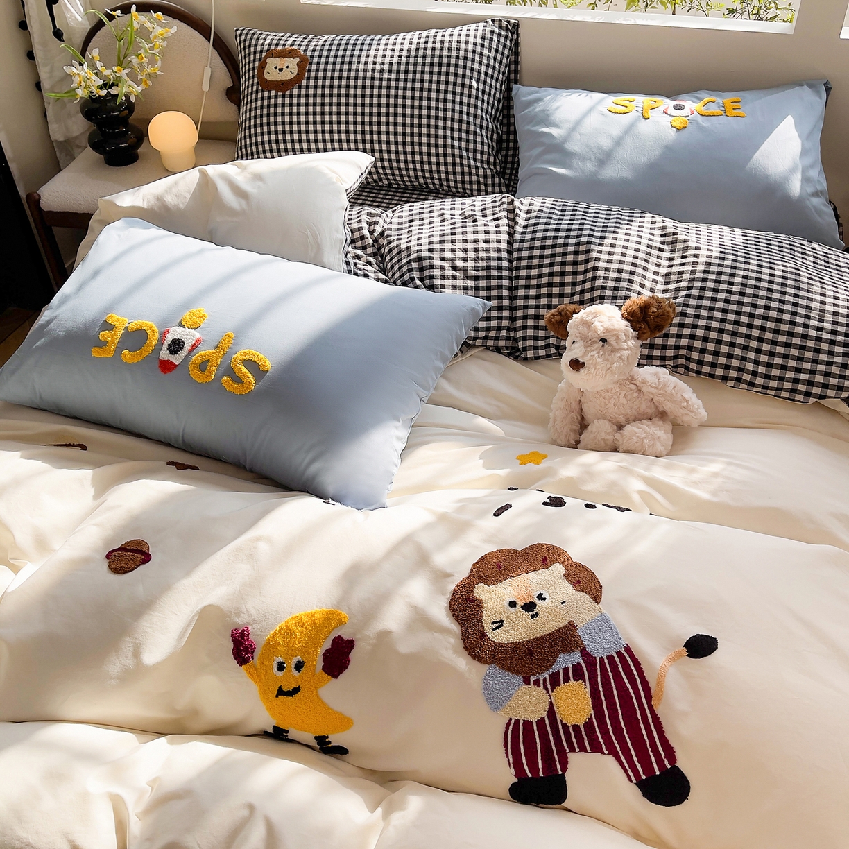 91家纺网 家纺一手货源 找家纺 炫拼家纺 2026新款卡通满版毛巾绣A类全棉40支水洗棉四件套-星辰系列 星辰-宇宙小狮子