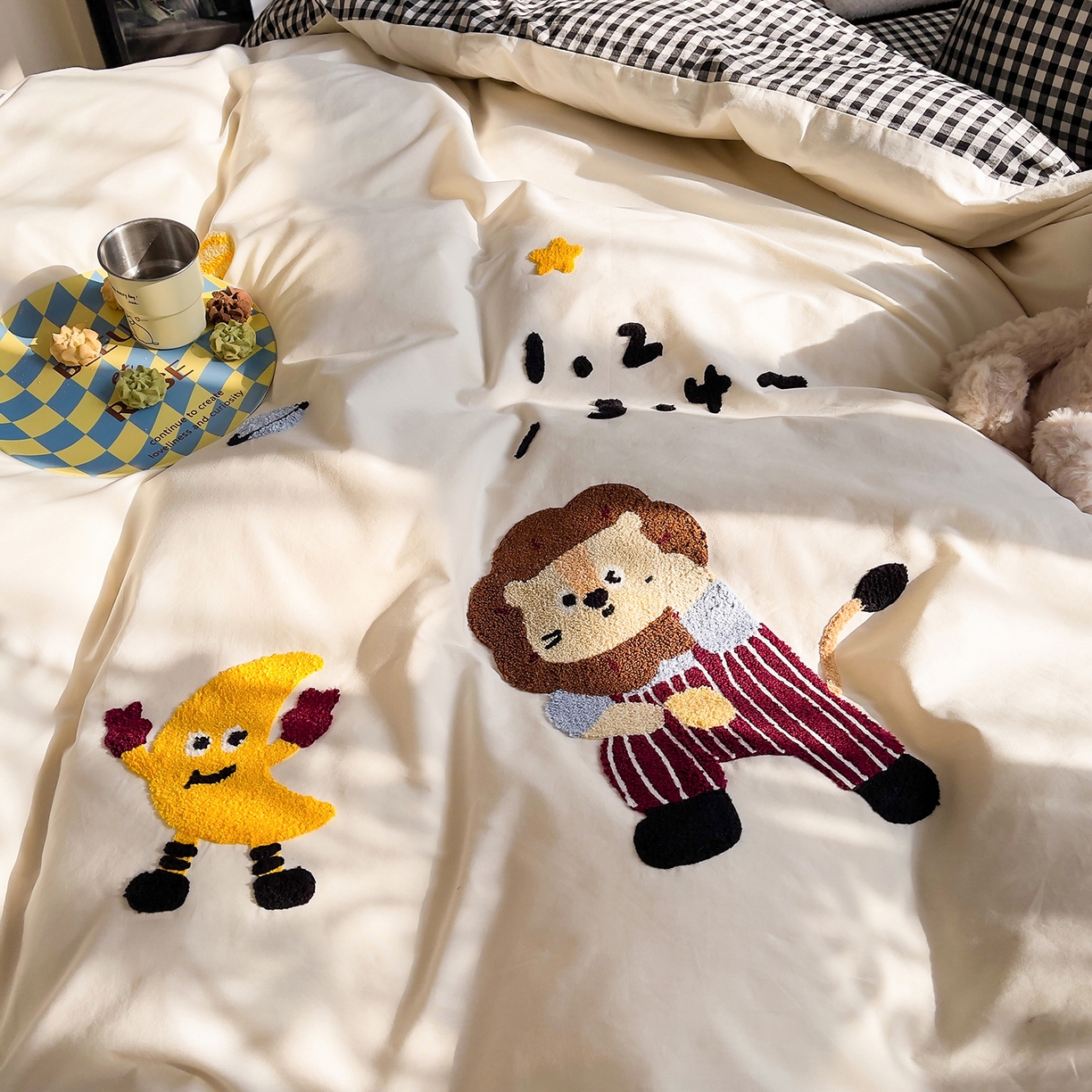 91家纺网 家纺一手货源 找家纺 炫拼家纺 2026新款卡通满版毛巾绣A类全棉40支水洗棉四件套-星辰系列 星辰-宇宙小狮子