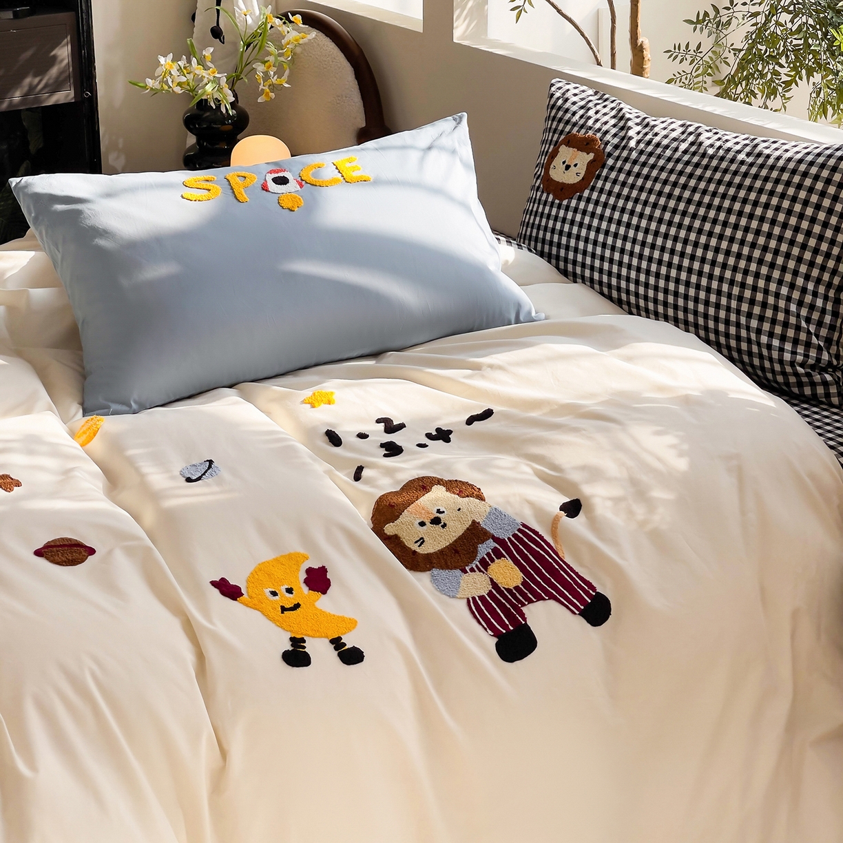 91家纺网 家纺一手货源 找家纺 炫拼家纺 2026新款卡通满版毛巾绣A类全棉40支水洗棉四件套-星辰系列 星辰-宇宙小狮子