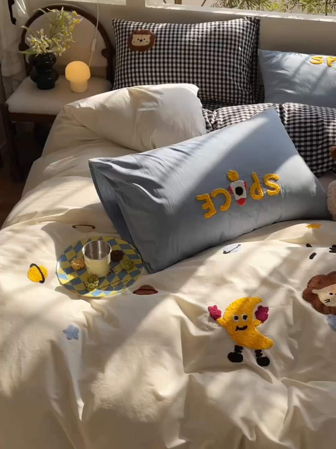 91家纺网 家纺一手货源 找家纺 炫拼家纺 2026新款卡通满版毛巾绣A类全棉40支水洗棉四件套-星辰系列 星辰-宇宙小狮子