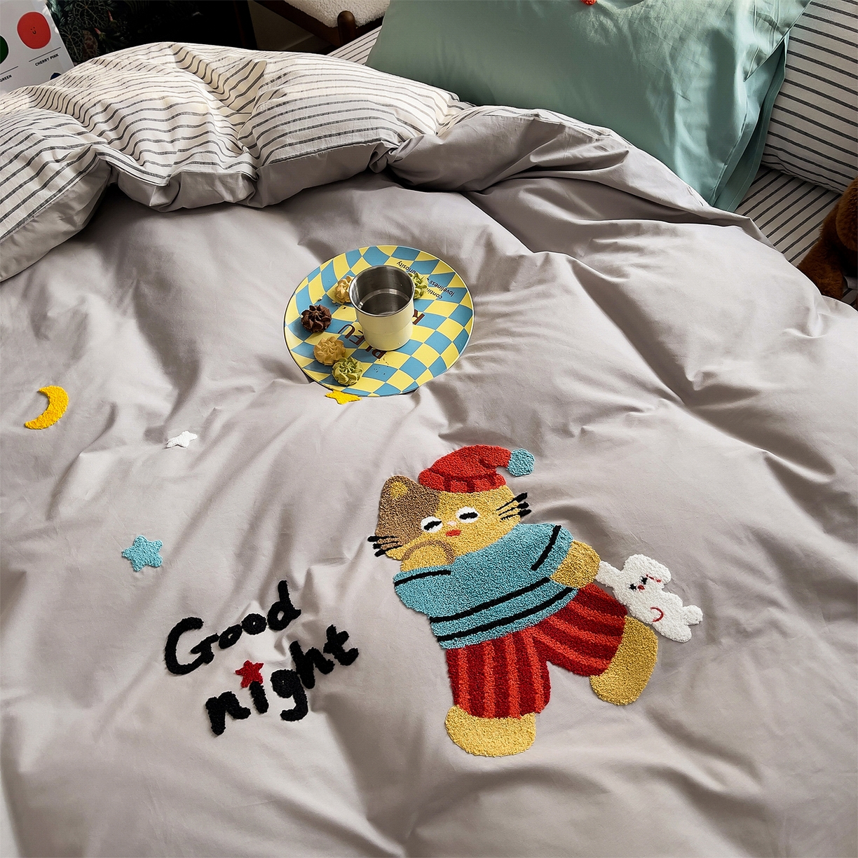 91家纺网 家纺一手货源 找家纺 炫拼家纺 2026新款卡通满版毛巾绣A类全棉40支水洗棉四件套-星辰系列 星辰-星空猫