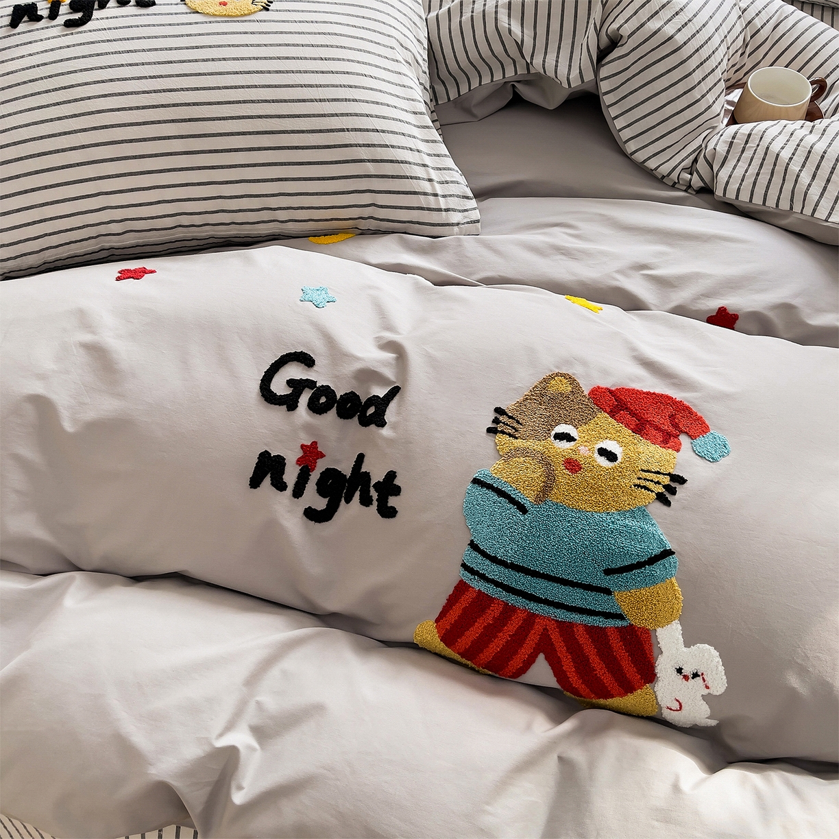 91家纺网 家纺一手货源 找家纺 炫拼家纺 2026新款卡通满版毛巾绣A类全棉40支水洗棉四件套-星辰系列 星辰-星空猫