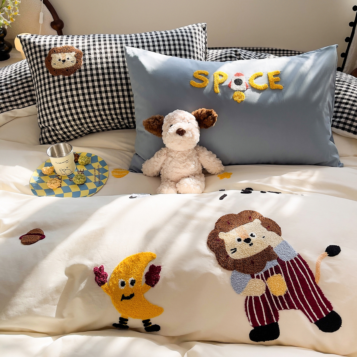 91家纺网 家纺一手货源 找家纺 炫拼家纺 2026新款卡通满版毛巾绣A类全棉40支水洗棉四件套-星辰系列 星辰-宇宙小狮子