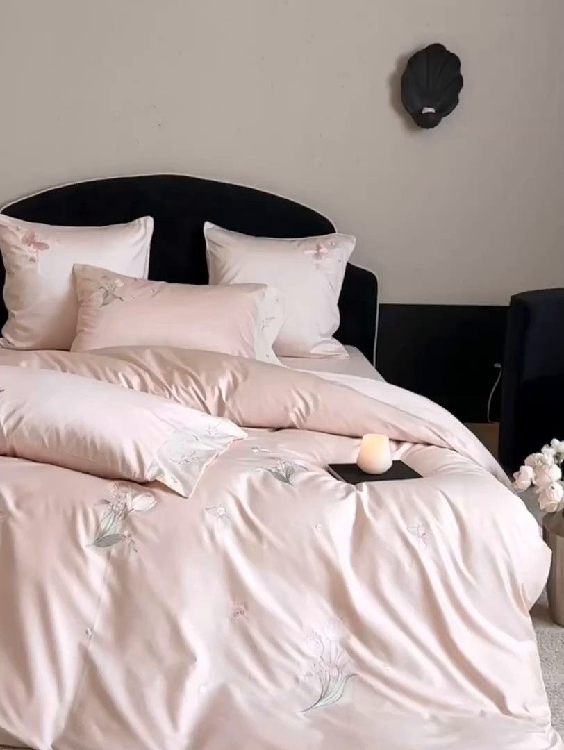 91家纺网 家纺一手货源 找家纺 鹿班家居 2026春季新品100S长绒棉精密刺绣系列四件套-悦己如花（标准会员-20元) 悦己如花-粉色