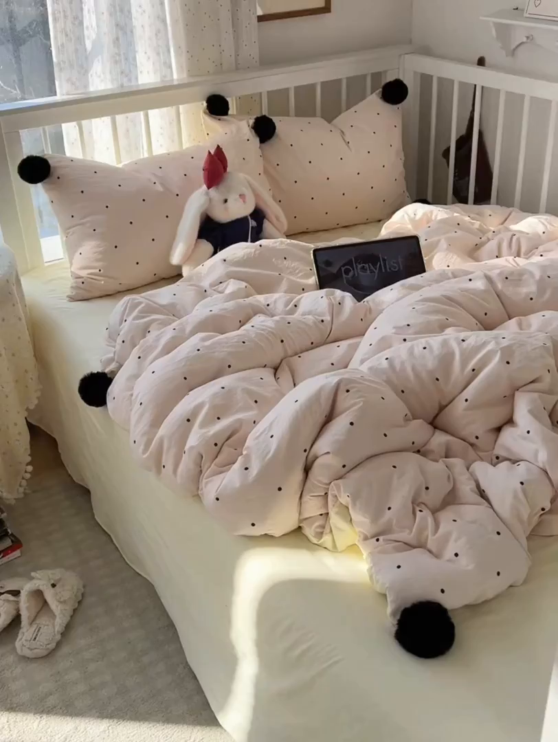 91家纺网 家纺一手货源 找家纺 轻奢坊 2026新款水洗棉波点可拆卸毛球四件套 粉波点-枕套混搭