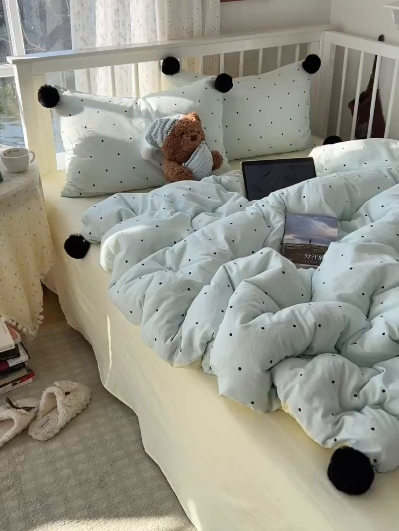 91家纺网 家纺一手货源 找家纺 轻奢坊 2026新款水洗棉波点可拆卸毛球四件套 蓝波点-枕套波点