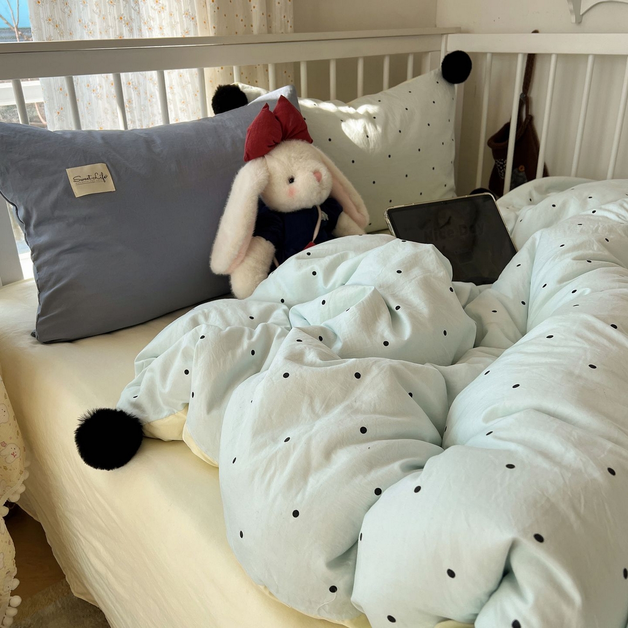 91家纺网 家纺一手货源 找家纺 轻奢坊 2026新款水洗棉波点可拆卸毛球四件套 蓝波点-枕套混搭