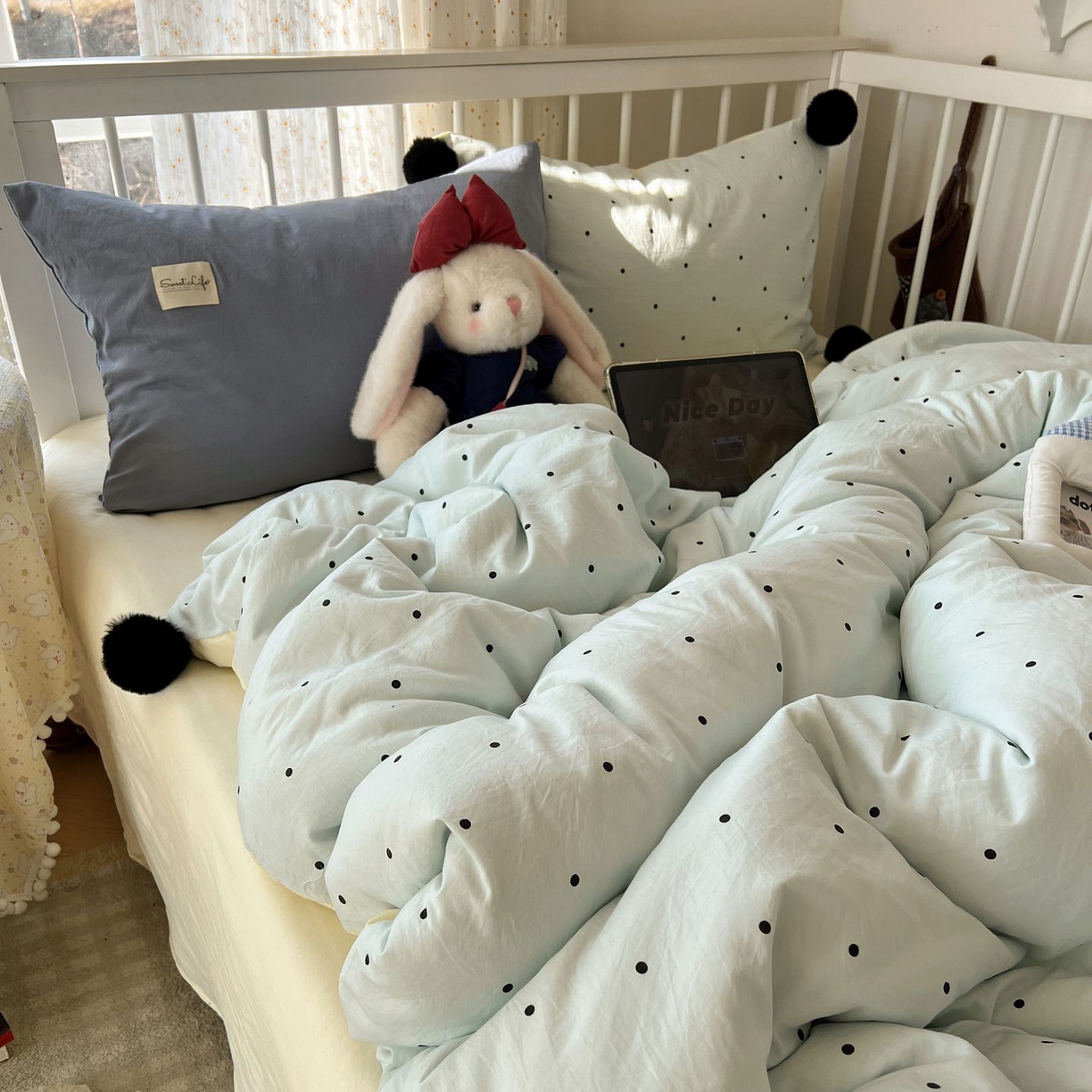 91家纺网 家纺一手货源 找家纺 轻奢坊 2026新款水洗棉波点可拆卸毛球四件套 蓝波点-枕套混搭