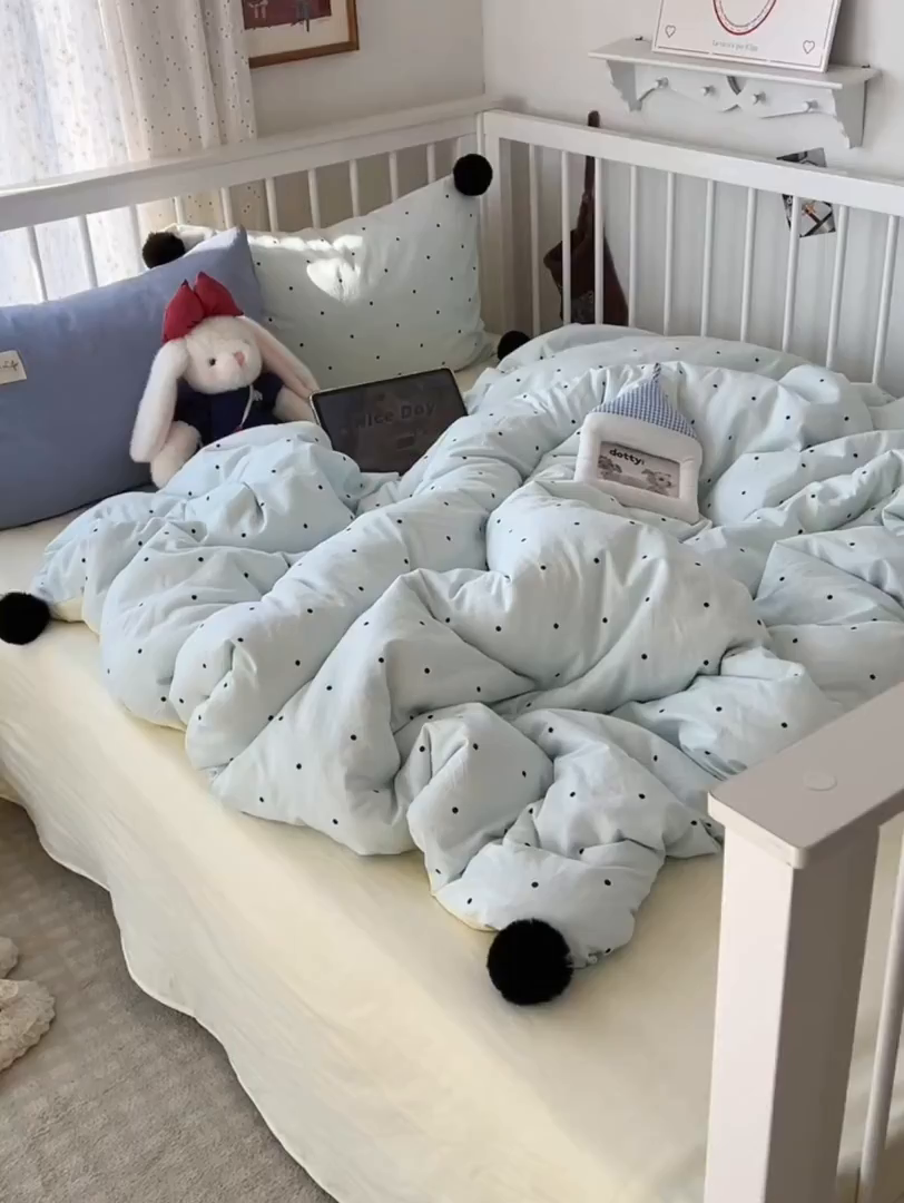 91家纺网 家纺一手货源 找家纺 轻奢坊 2026新款水洗棉波点可拆卸毛球四件套 蓝波点-枕套混搭