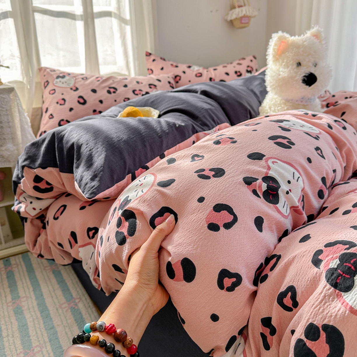 91家纺网 家纺一手货源 找家纺 宏源家纺 2026新款云感提花双层纱四件套 豹纹猫粉