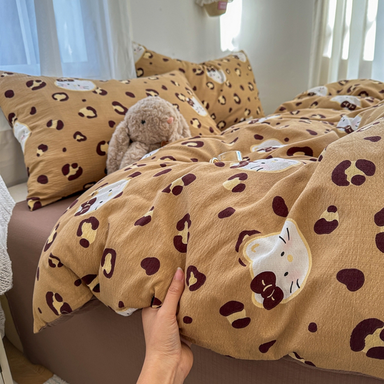 91家纺网 家纺一手货源 找家纺 宏源家纺 2026新款云感提花双层纱四件套 豹纹猫咖