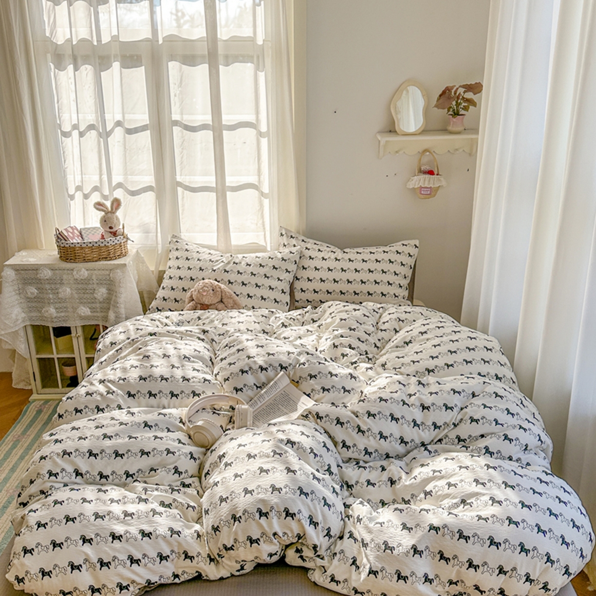 91家纺网 家纺一手货源 找家纺 宏源家纺 2026新款云感提花双层纱四件套 小马奔腾