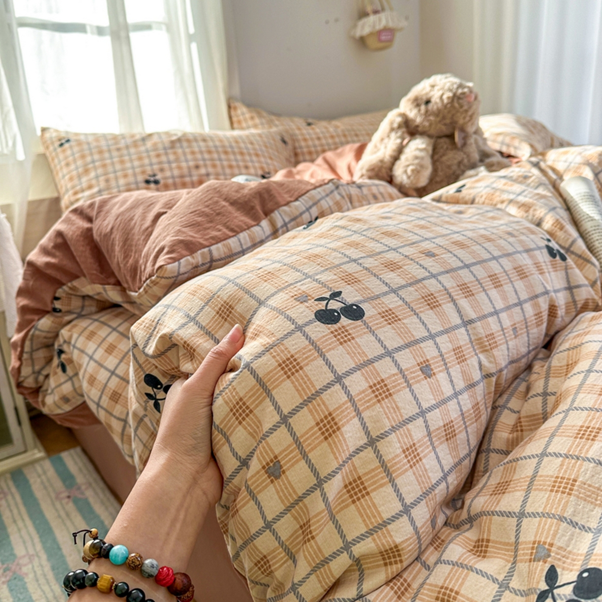 91家纺网 家纺一手货源 找家纺 宏源家纺 2026新款云感提花双层纱四件套 咖格樱桃