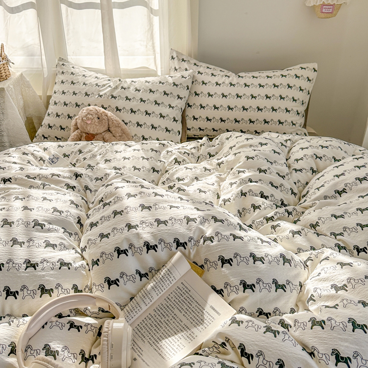 91家纺网 家纺一手货源 找家纺 宏源家纺 2026新款云感提花双层纱四件套 小马奔腾