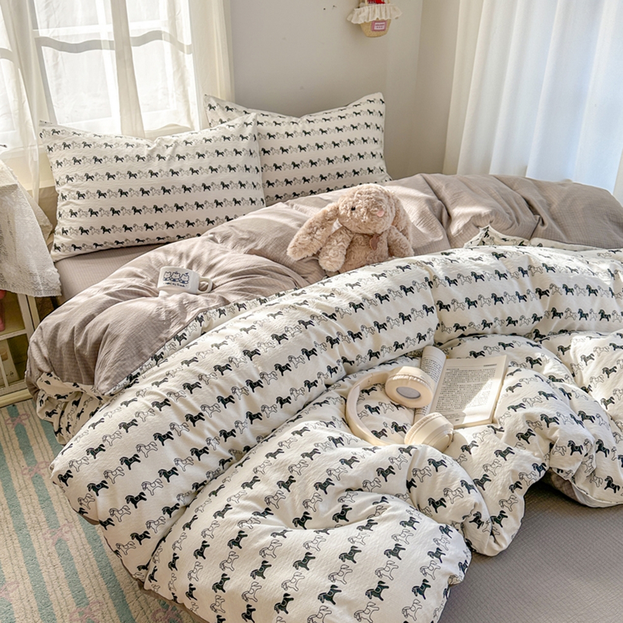 91家纺网 家纺一手货源 找家纺 宏源家纺 2026新款云感提花双层纱四件套 小马奔腾