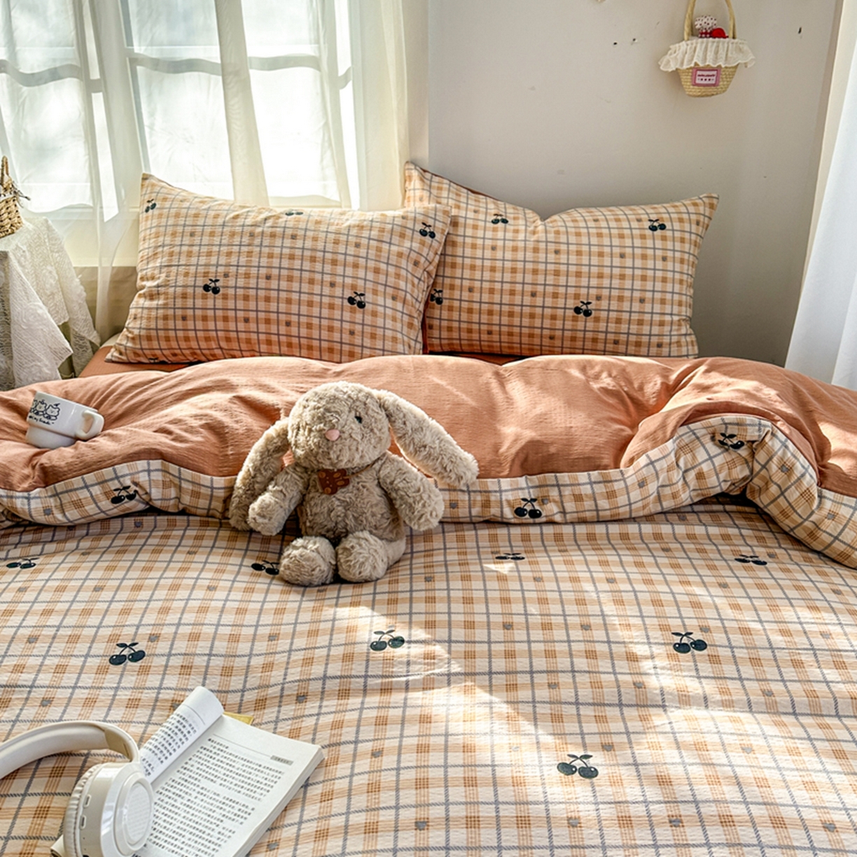 91家纺网 家纺一手货源 找家纺 宏源家纺 2026新款云感提花双层纱四件套 咖格樱桃