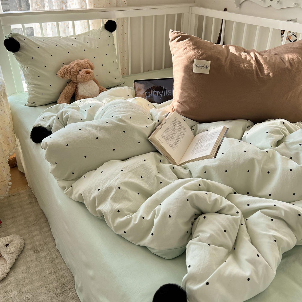 91家纺网 家纺一手货源 找家纺 轻奢坊 2026新款水洗棉波点可拆卸毛球四件套 绿波点-枕套混搭