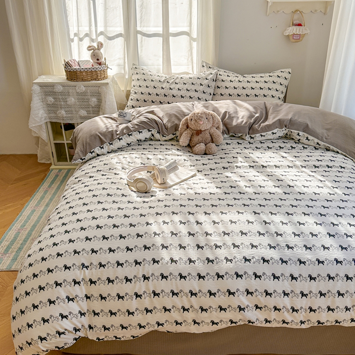 91家纺网 家纺一手货源 找家纺 宏源家纺 2026新款云感提花双层纱四件套 小马奔腾