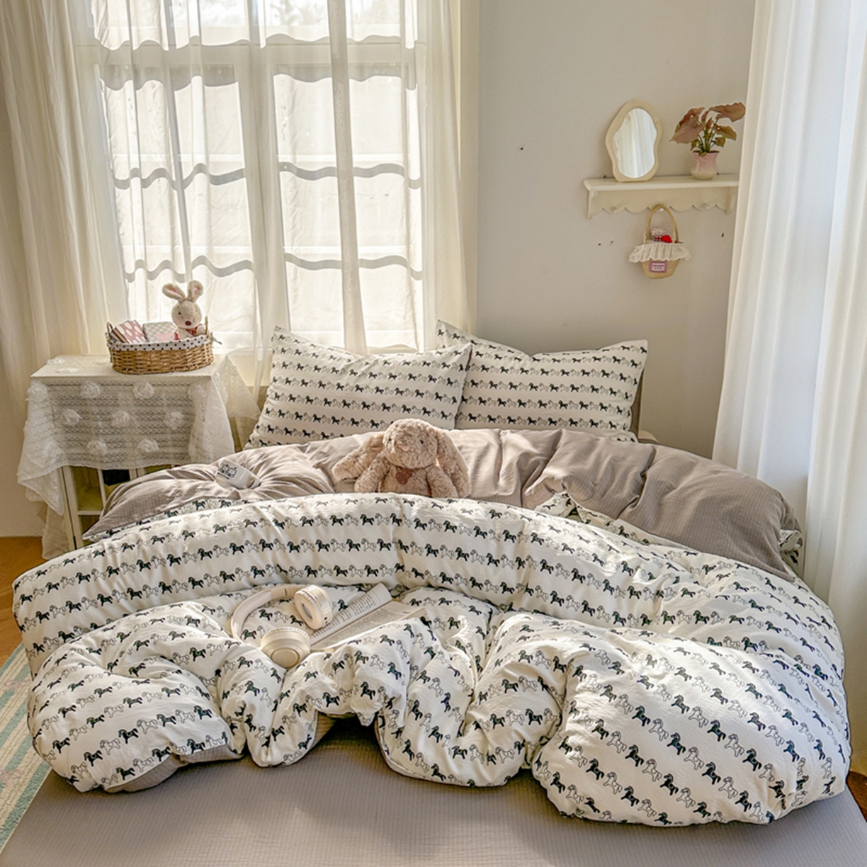 91家纺网 家纺一手货源 找家纺 宏源家纺 2026新款云感提花双层纱四件套 小马奔腾