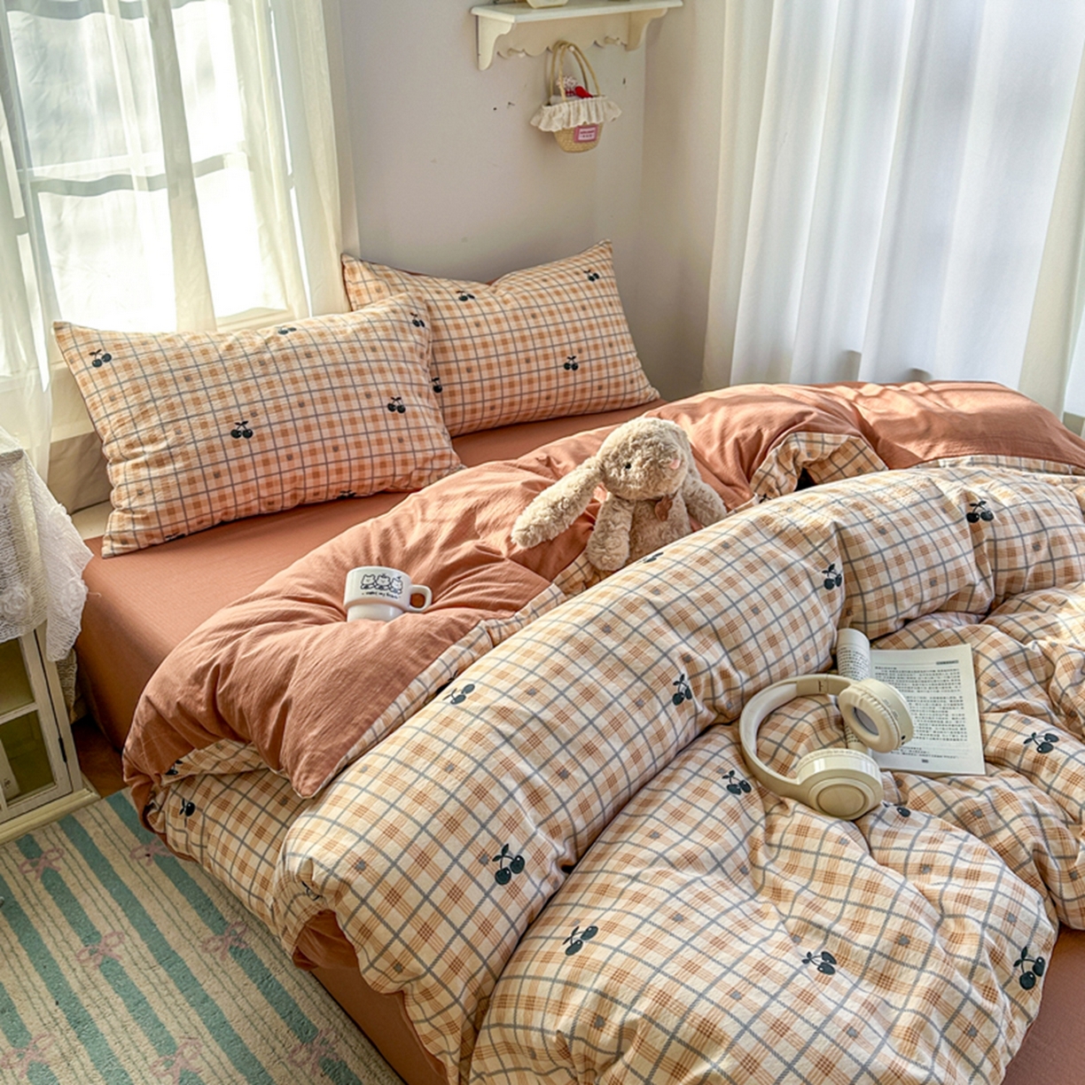 91家纺网 家纺一手货源 找家纺 宏源家纺 2026新款云感提花双层纱四件套 咖格樱桃