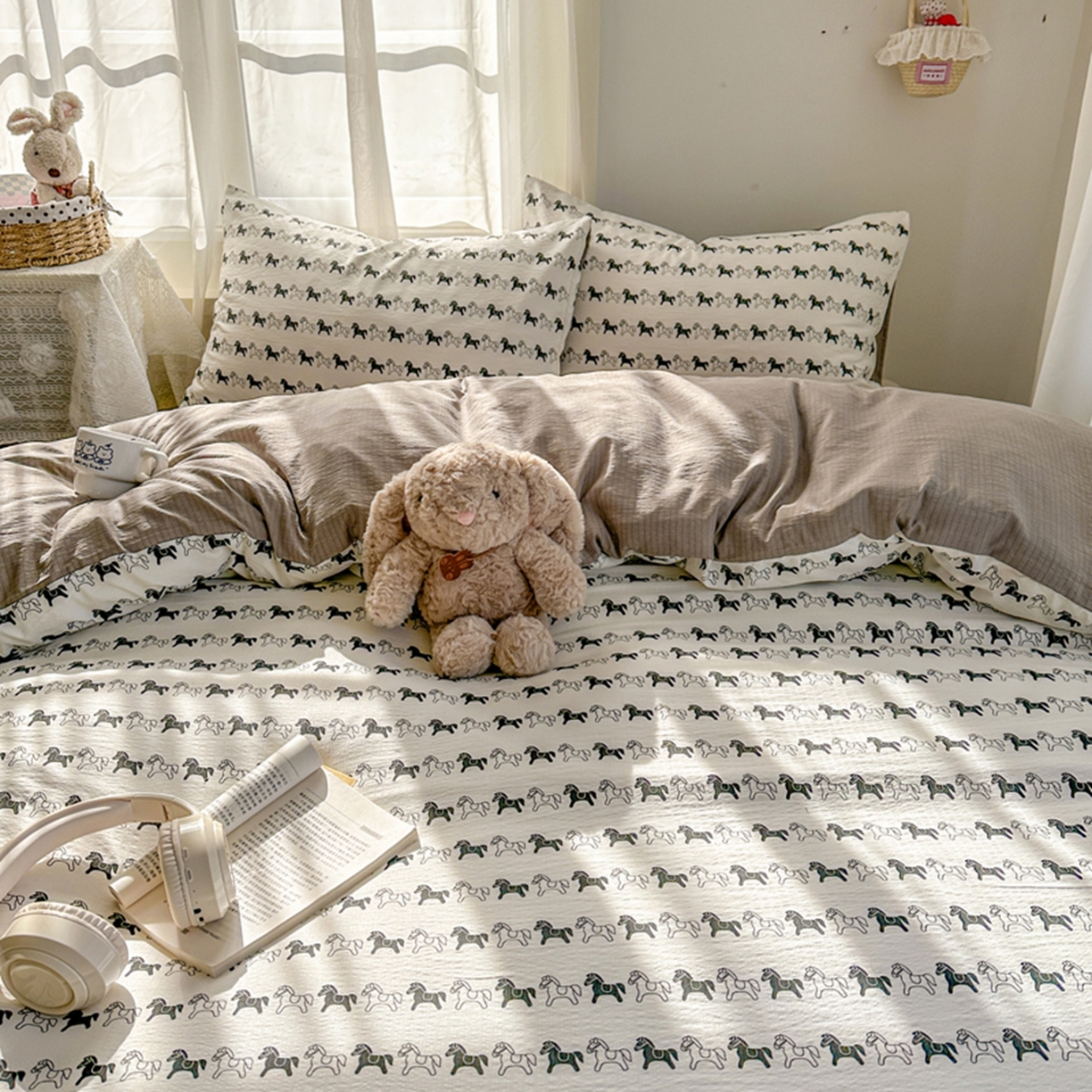 91家纺网 家纺一手货源 找家纺 宏源家纺 2026新款云感提花双层纱四件套 小马奔腾