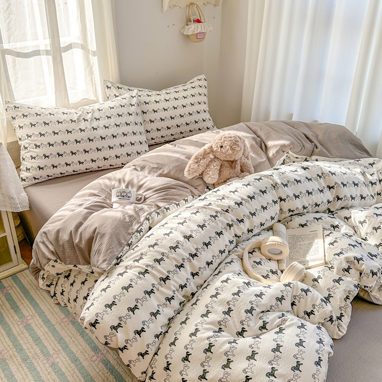 91家纺网 家纺一手货源 找家纺 宏源家纺 2026新款云感提花双层纱四件套 小马奔腾