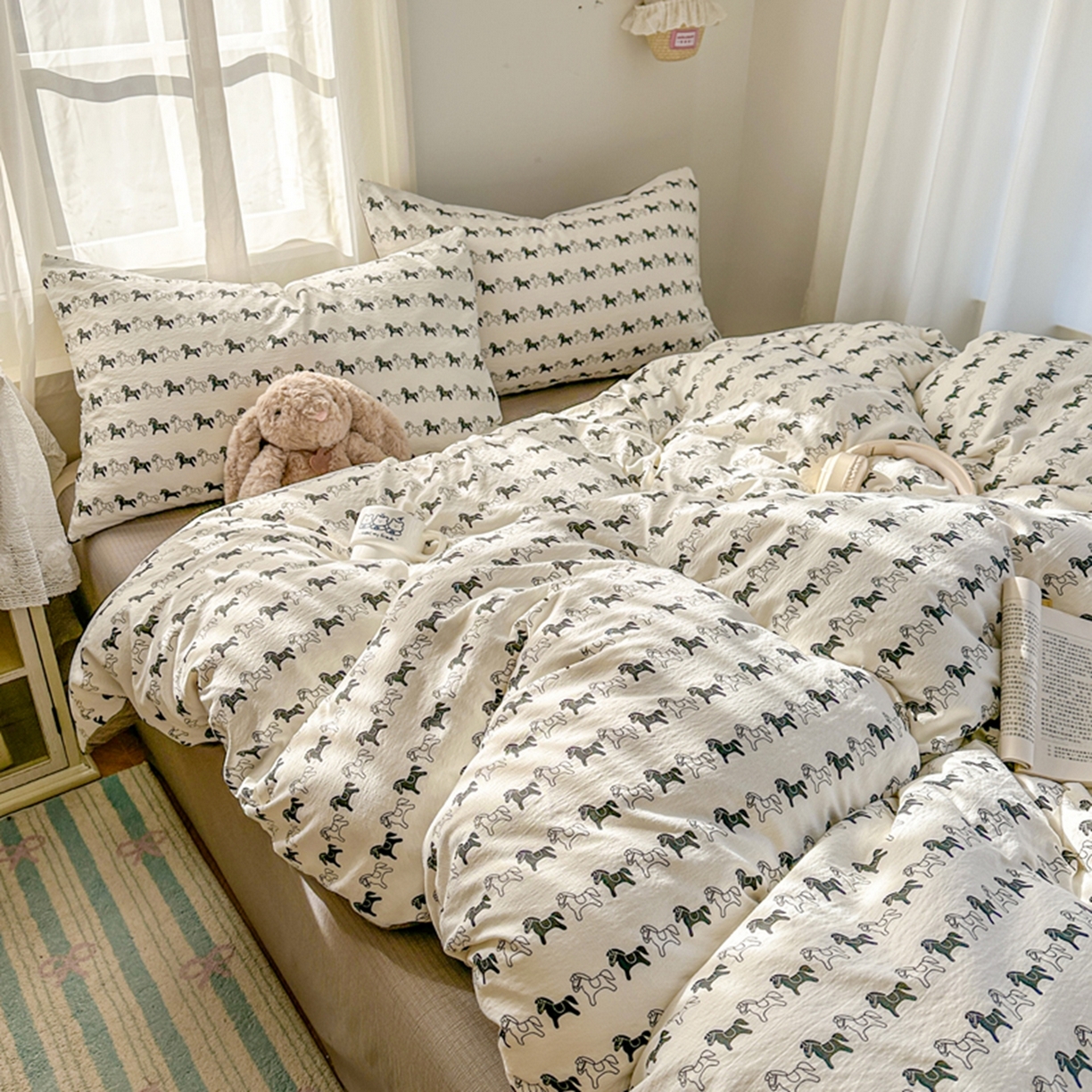 91家纺网 家纺一手货源 找家纺 宏源家纺 2026新款云感提花双层纱四件套 小马奔腾