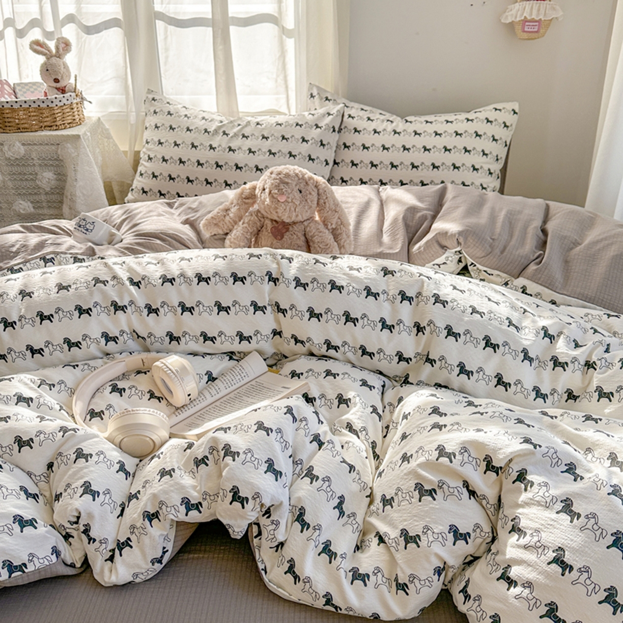 91家纺网 家纺一手货源 找家纺 宏源家纺 2026新款云感提花双层纱四件套 小马奔腾