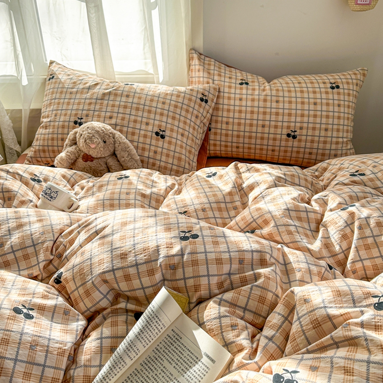 91家纺网 家纺一手货源 找家纺 宏源家纺 2026新款云感提花双层纱四件套 咖格樱桃