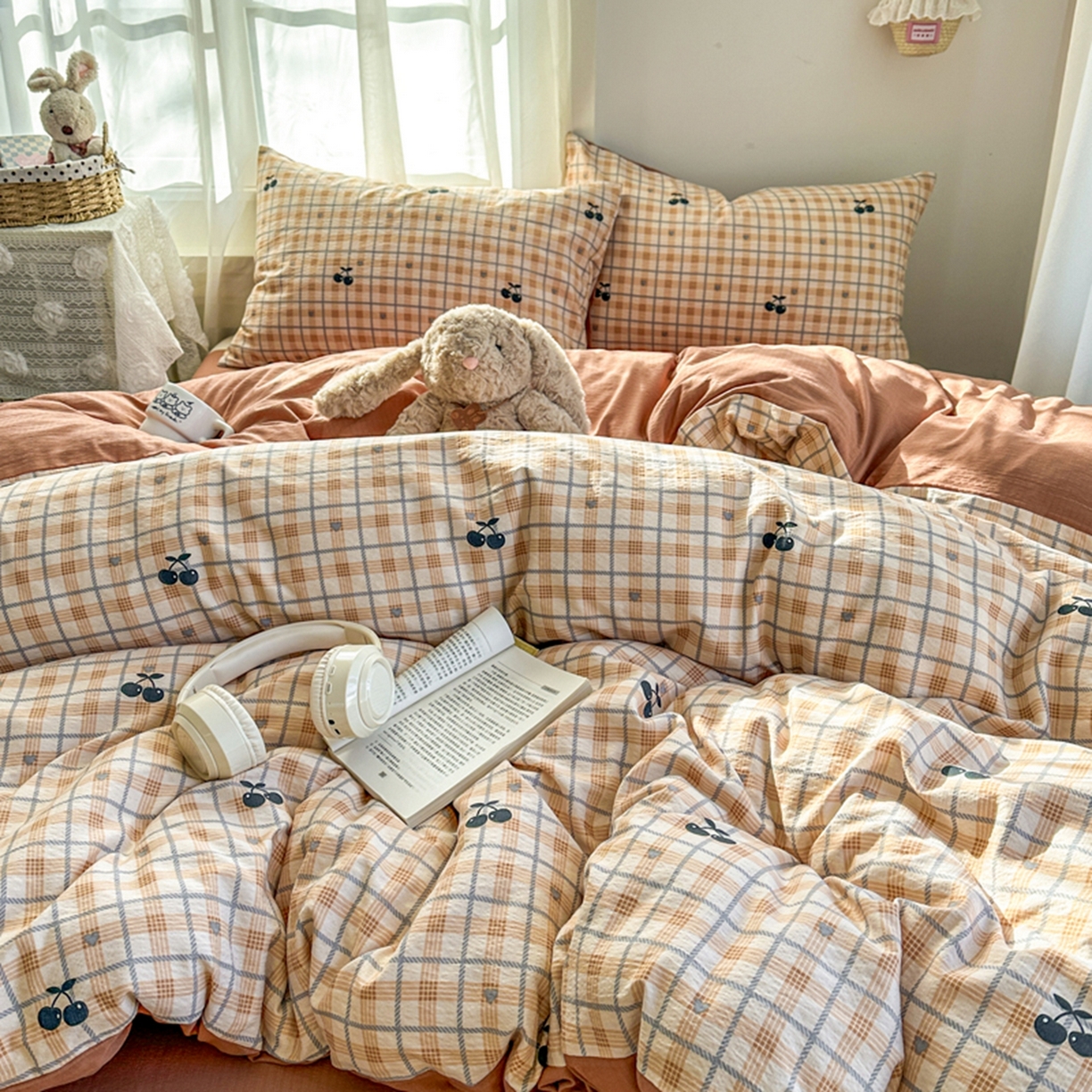 91家纺网 家纺一手货源 找家纺 宏源家纺 2026新款云感提花双层纱四件套 咖格樱桃