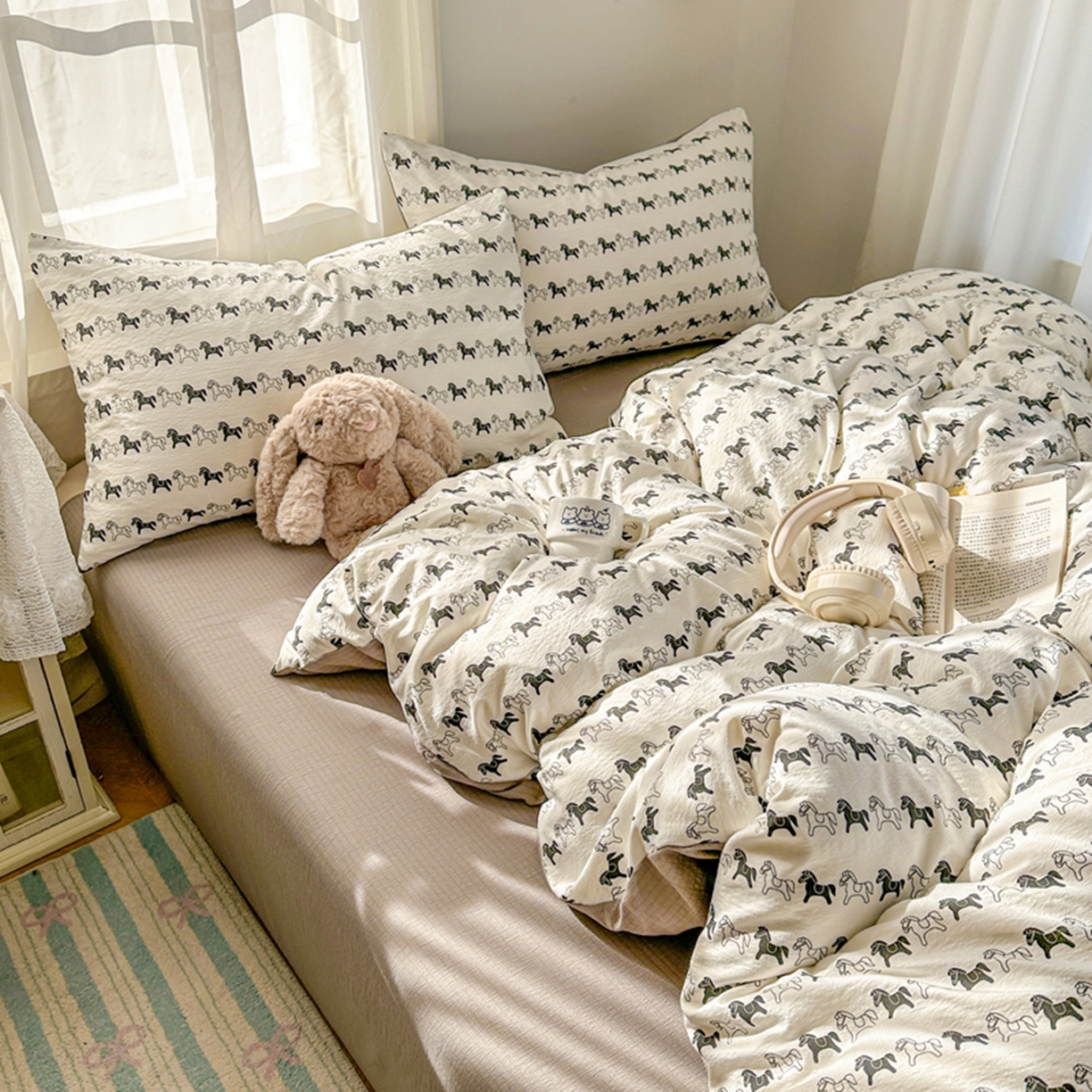 91家纺网 家纺一手货源 找家纺 宏源家纺 2026新款云感提花双层纱四件套 小马奔腾