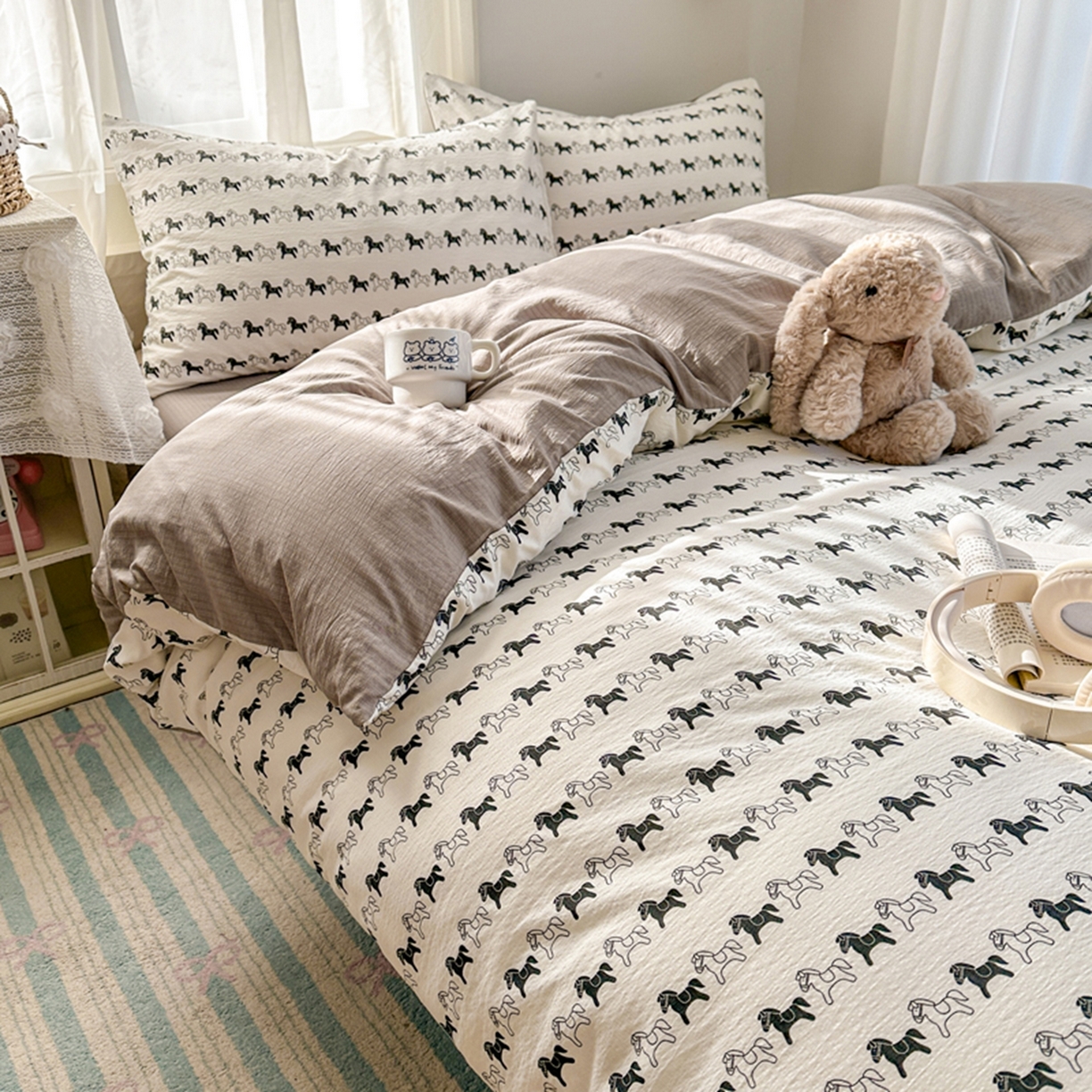 91家纺网 家纺一手货源 找家纺 宏源家纺 2026新款云感提花双层纱四件套 小马奔腾