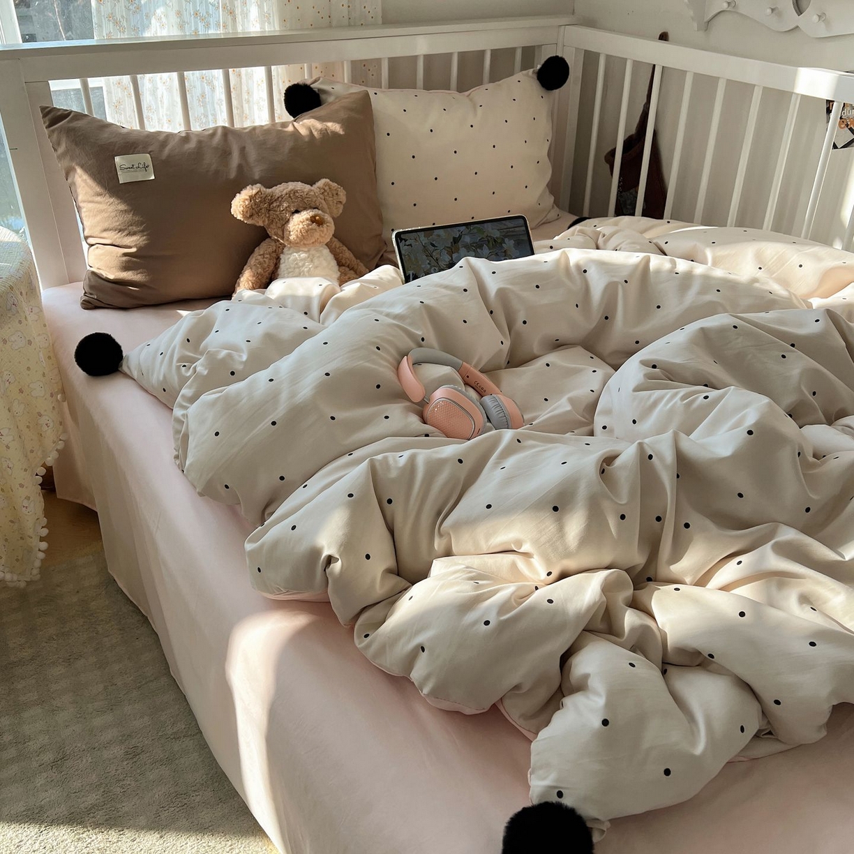 91家纺网 家纺一手货源 找家纺 轻奢坊 2026新款水洗棉波点可拆卸毛球四件套 米波点-枕套混搭