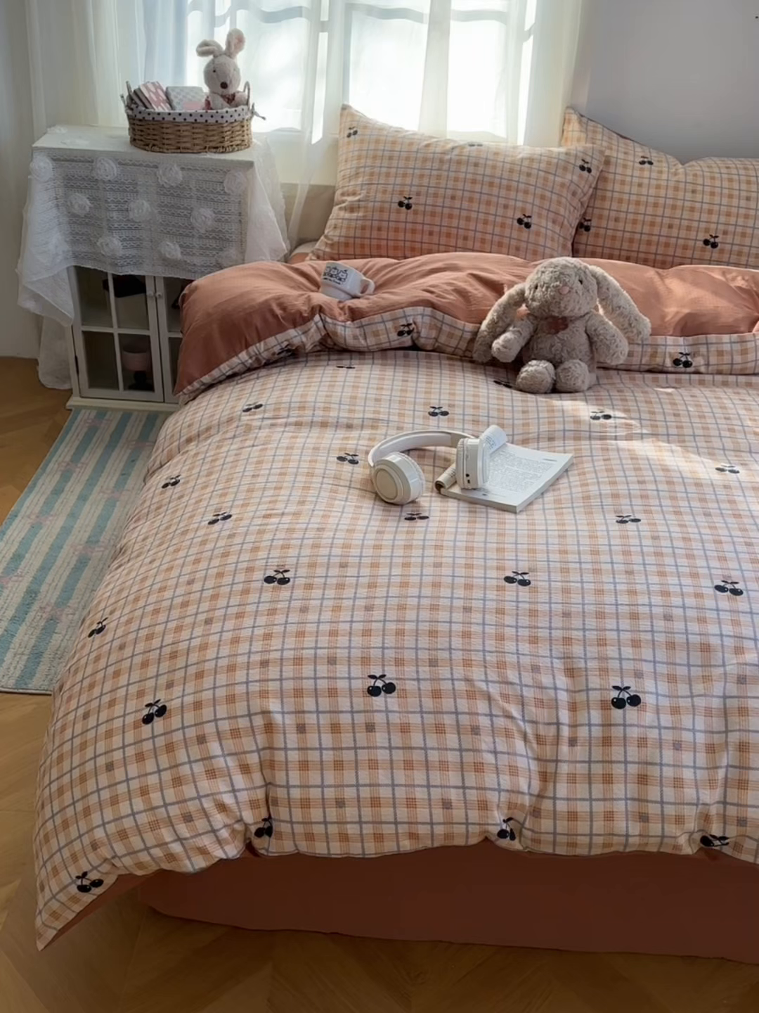 91家纺网 家纺一手货源 找家纺 宏源家纺 2026新款云感提花双层纱四件套 咖格樱桃