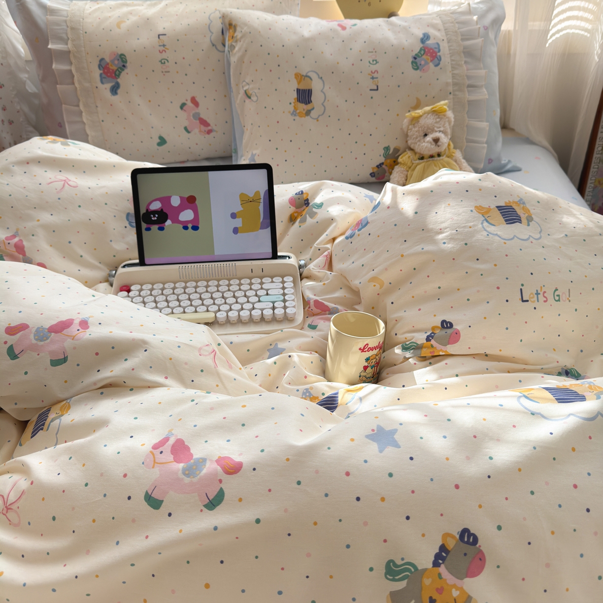 91家纺网 家纺一手货源 找家纺 云锦家居 2026新款纯棉拼接花边小清新工艺款四件套 彩虹木马