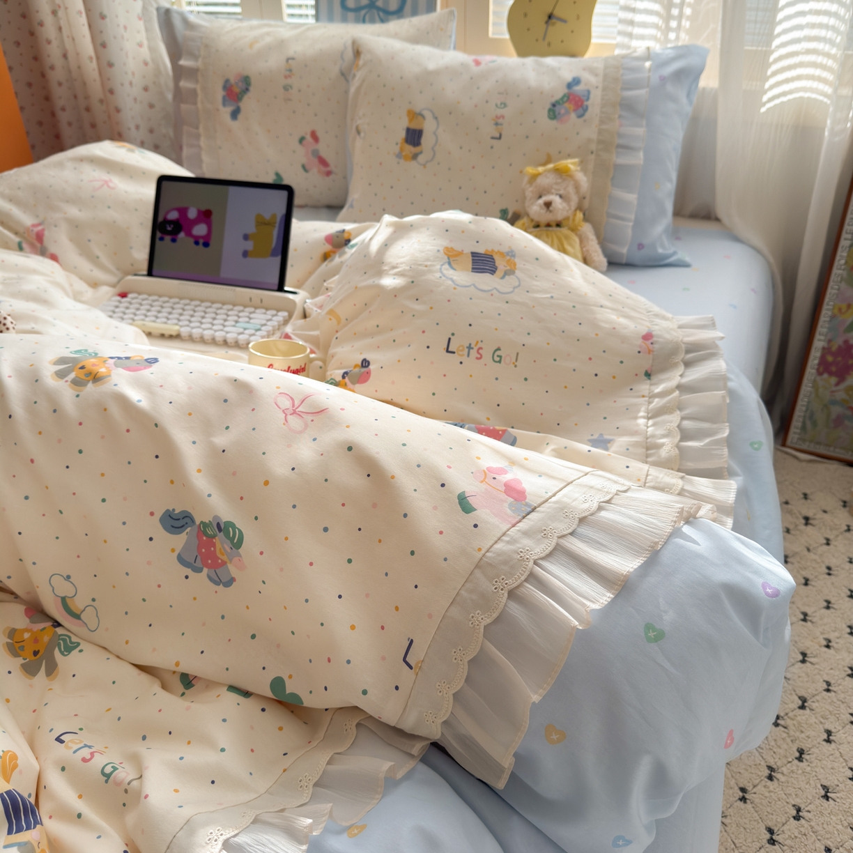 91家纺网 家纺一手货源 找家纺 云锦家居 2026新款纯棉拼接花边小清新工艺款四件套 彩虹木马