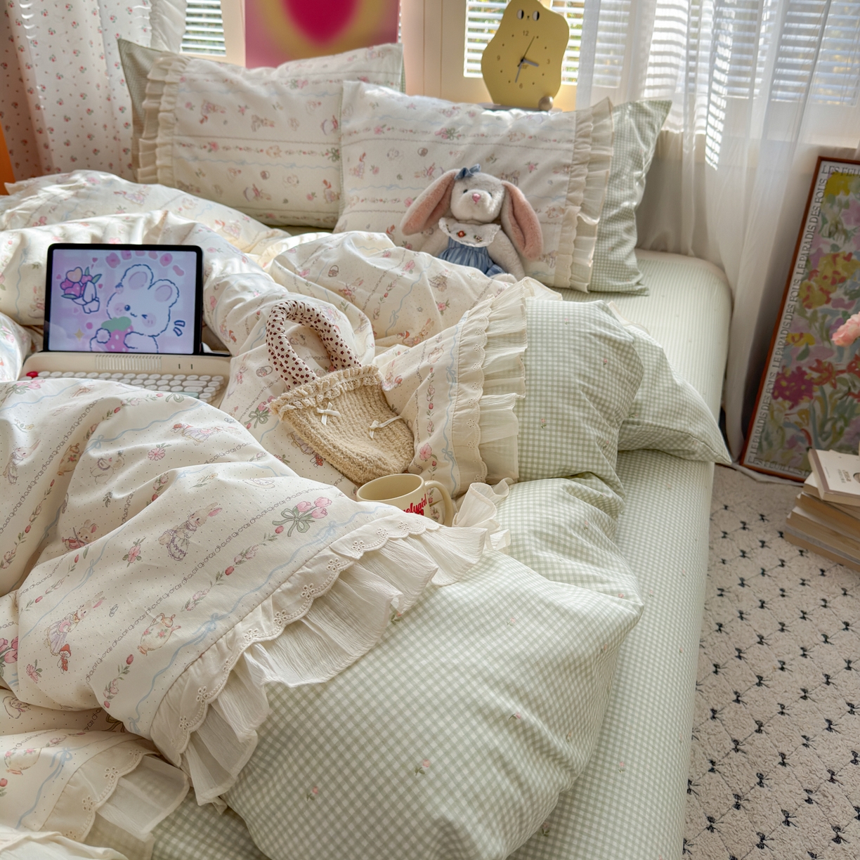 91家纺网 家纺一手货源 找家纺 云锦家居 2026新款纯棉拼接花边小清新工艺款四件套 春日小兔