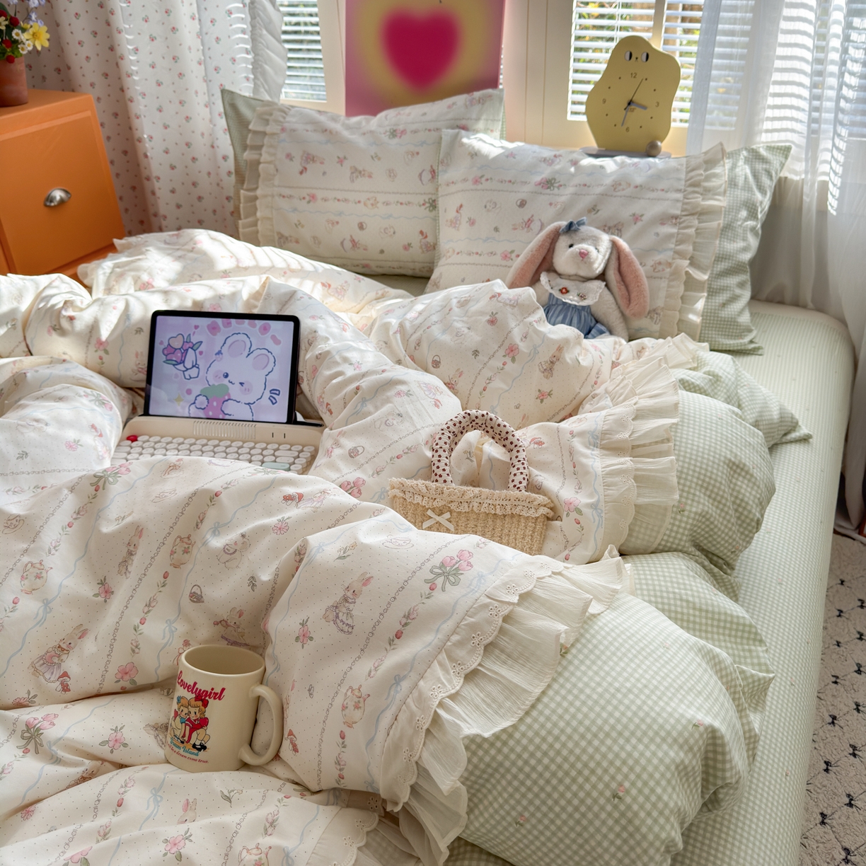 91家纺网 家纺一手货源 找家纺 云锦家居 2026新款纯棉拼接花边小清新工艺款四件套 春日小兔