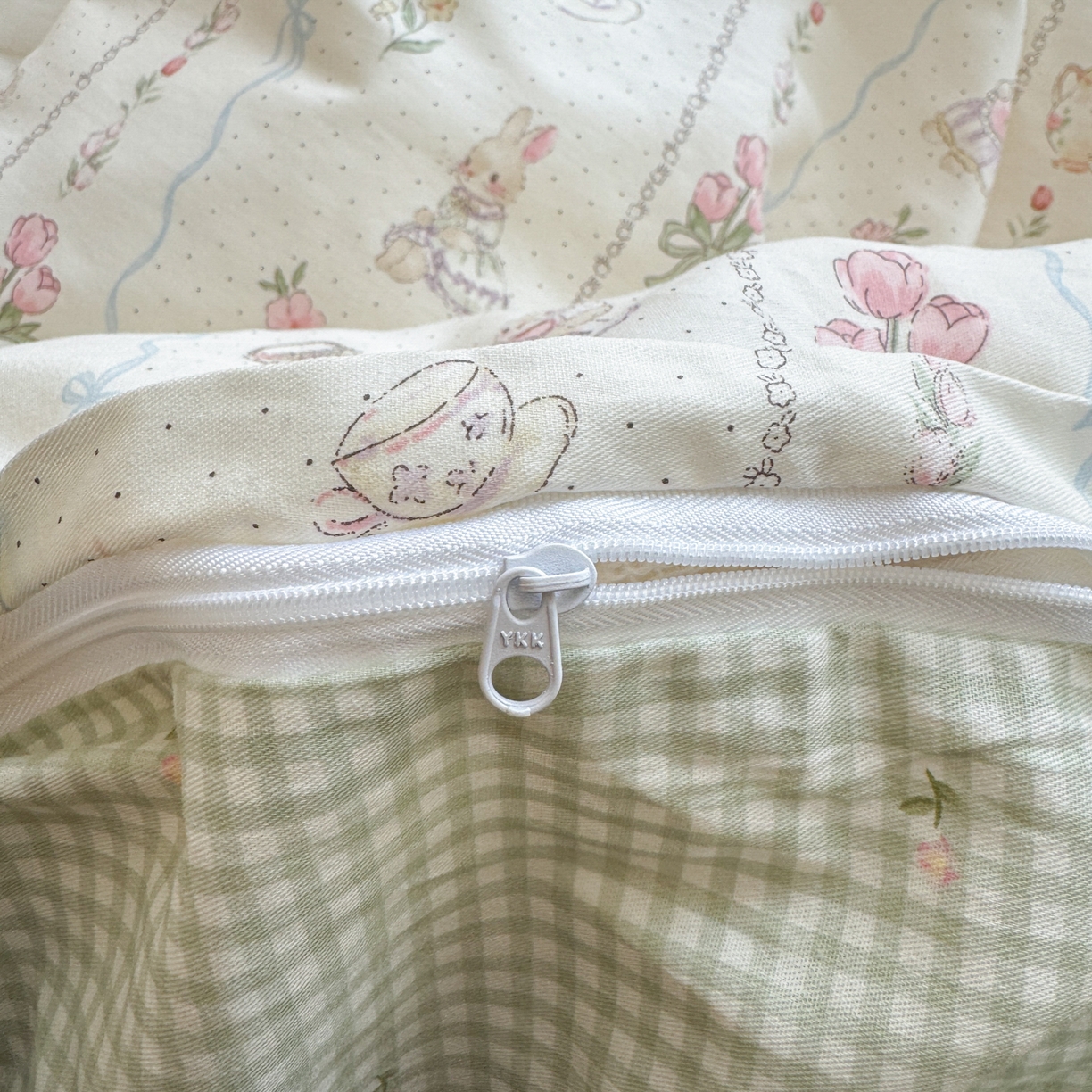 91家纺网 家纺一手货源 找家纺 云锦家居 2026新款纯棉拼接花边小清新工艺款四件套 春日小兔