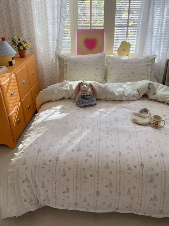 91家纺网 家纺一手货源 找家纺 云锦家居 2026新款纯棉拼接花边小清新工艺款四件套 春日小兔