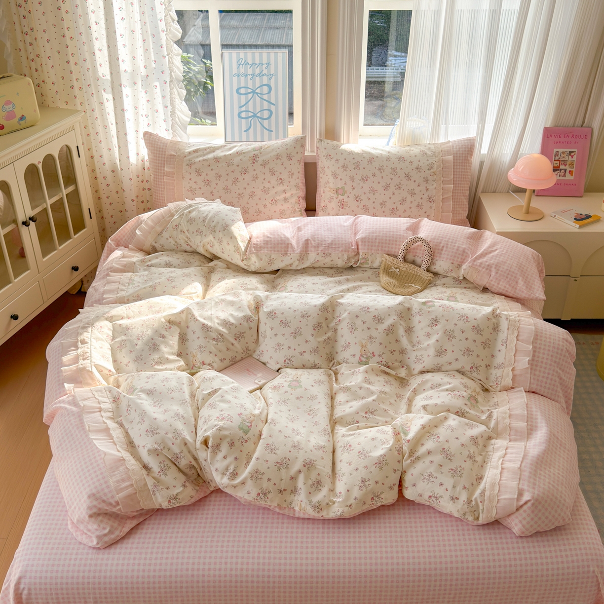 91家纺网 家纺一手货源 找家纺 云锦家居 2026新款纯棉拼接花边小清新工艺款四件套 花田兔兔