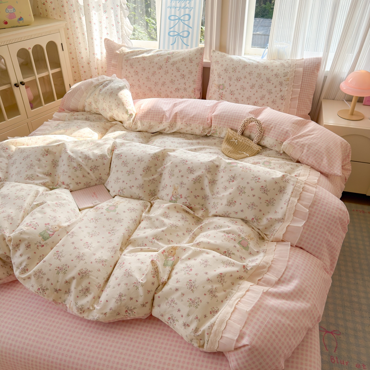 91家纺网 家纺一手货源 找家纺 云锦家居 2026新款纯棉拼接花边小清新工艺款四件套 花田兔兔