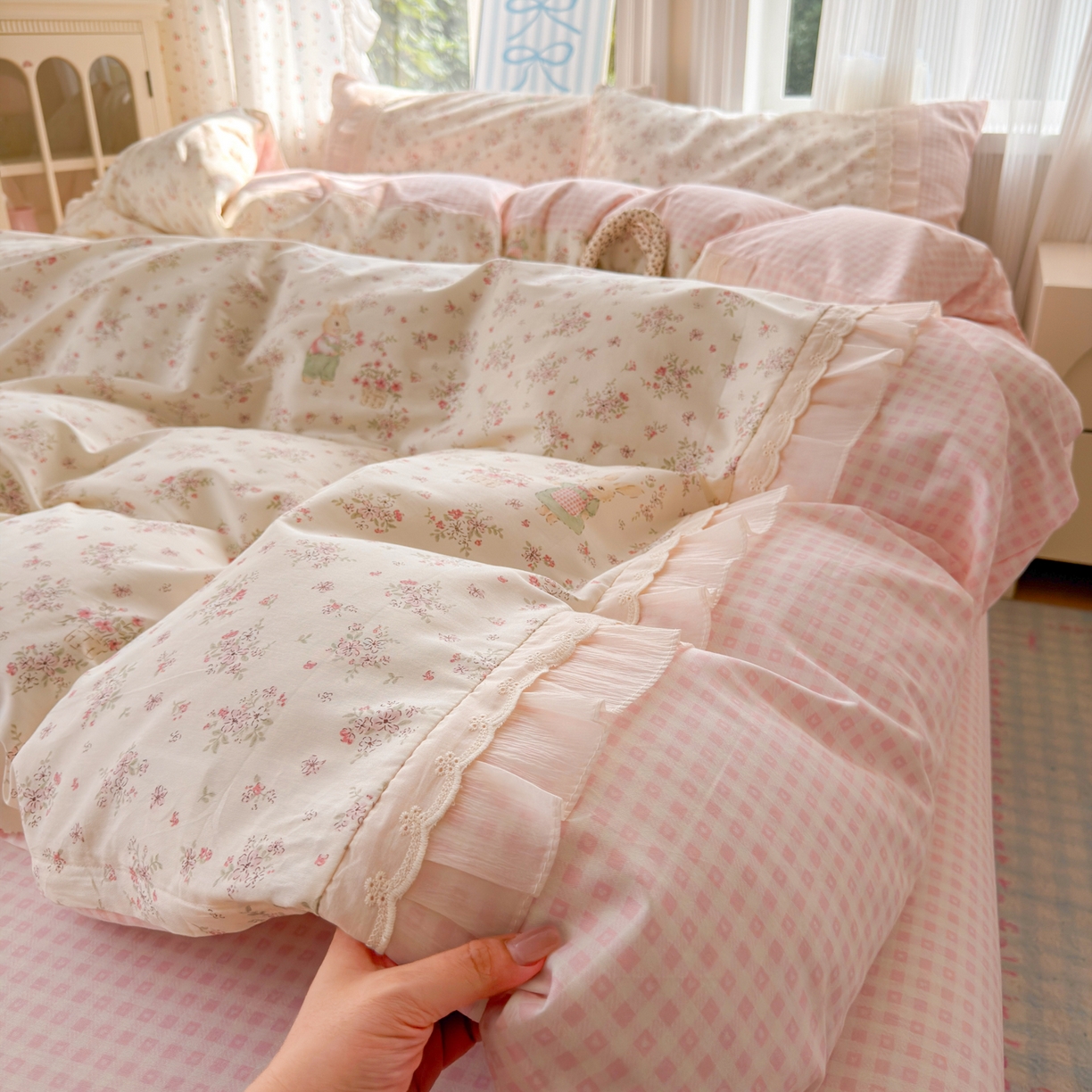 91家纺网 家纺一手货源 找家纺 云锦家居 2026新款纯棉拼接花边小清新工艺款四件套 花田兔兔