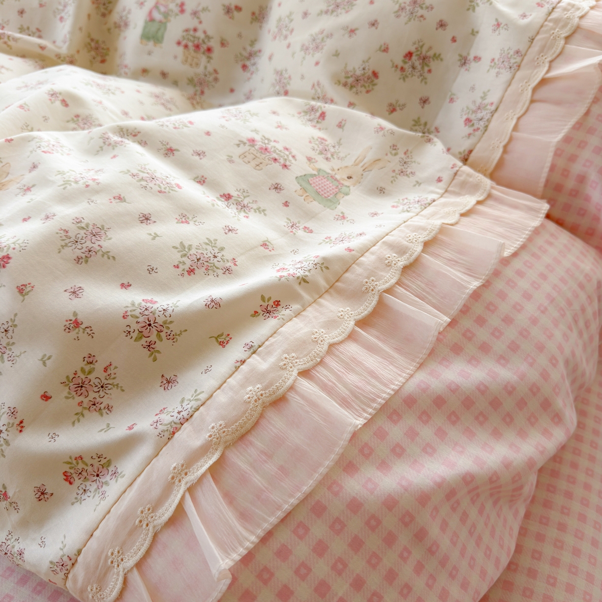 91家纺网 家纺一手货源 找家纺 云锦家居 2026新款纯棉拼接花边小清新工艺款四件套 花田兔兔