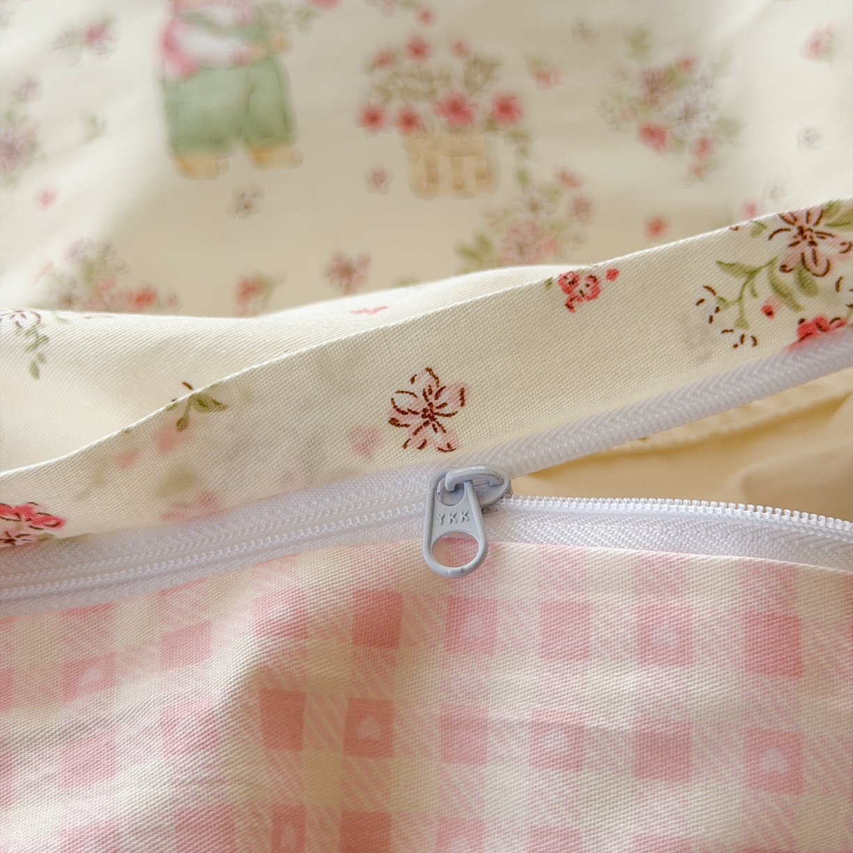 91家纺网 家纺一手货源 找家纺 云锦家居 2026新款纯棉拼接花边小清新工艺款四件套 花田兔兔