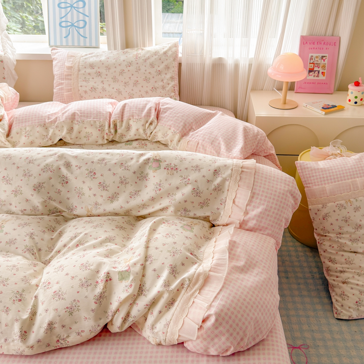 91家纺网 家纺一手货源 找家纺 云锦家居 2026新款纯棉拼接花边小清新工艺款四件套 花田兔兔