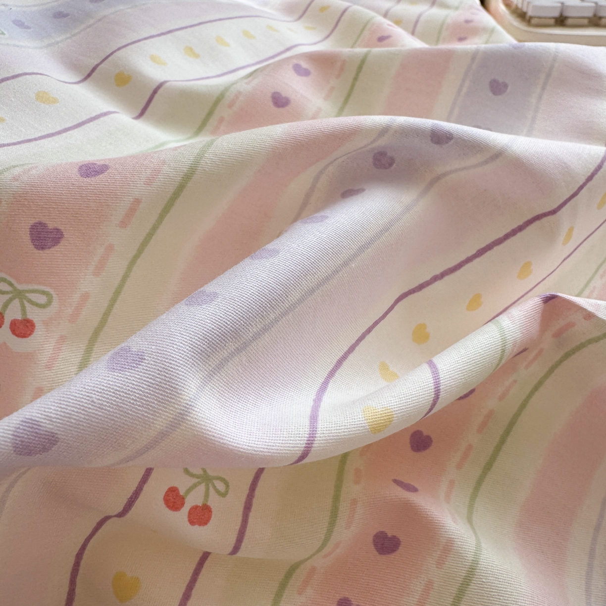 91家纺网 家纺一手货源 找家纺 云锦家居 2026新款纯棉拼接花边小清新工艺款四件套 毛线彩虹