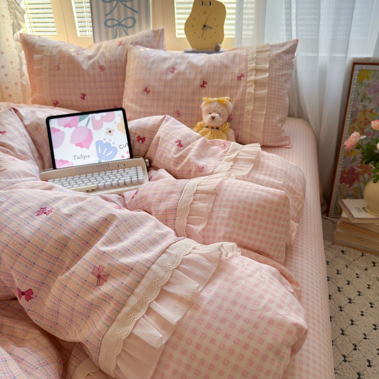 91家纺网 家纺一手货源 找家纺 云锦家居 2026新款纯棉拼接花边小清新工艺款四件套 梦境手账