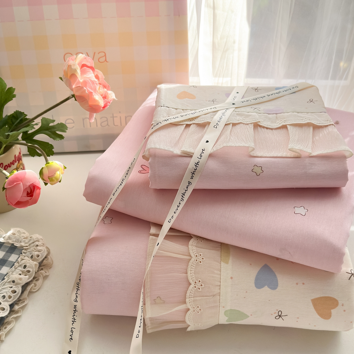 91家纺网 家纺一手货源 找家纺 云锦家居 2026新款纯棉拼接花边小清新工艺款四件套 心跳瞬间